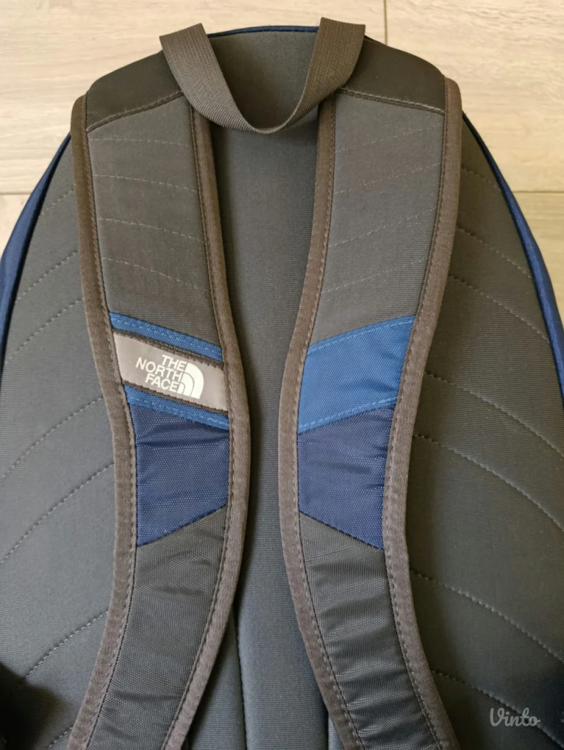 Odlican original THE NORTH FACE Vault ranac