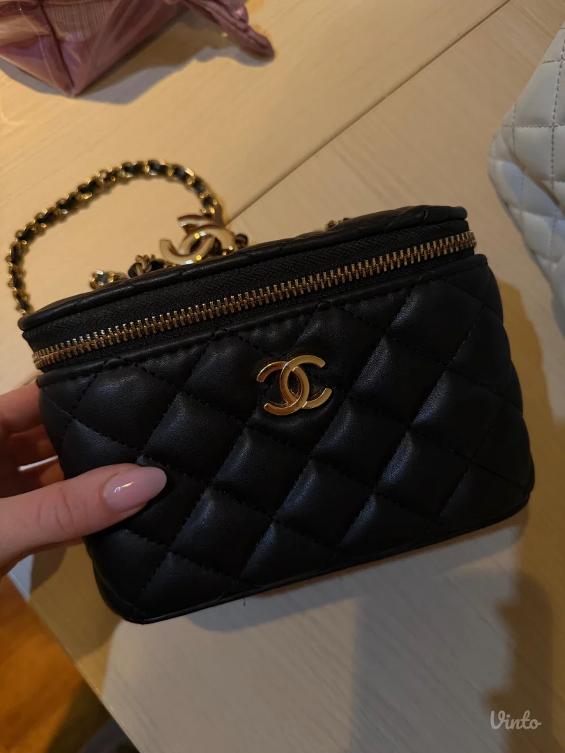 Crna Chanel torbica