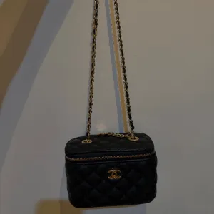 Crna Chanel torbica