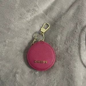 Guess - privezak/novcanik