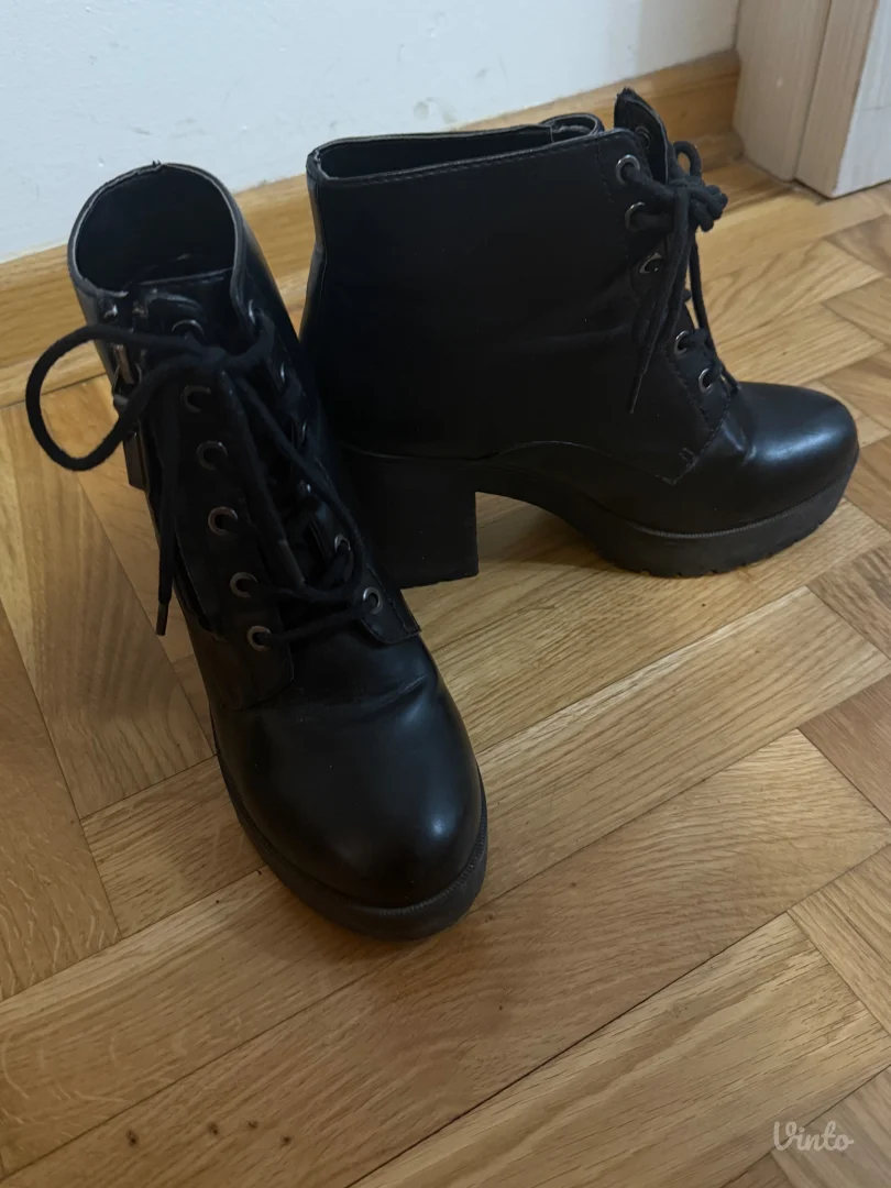 Bershka kožne čizme