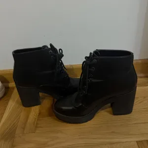 Bershka kožne čizme