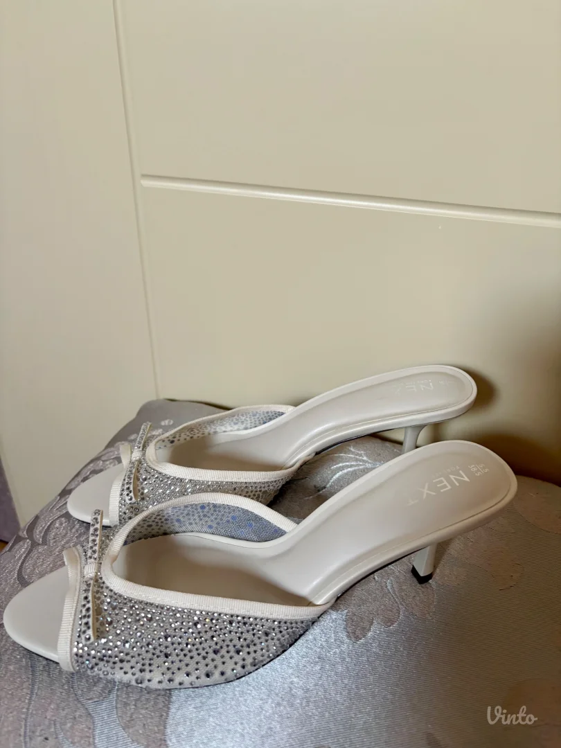 NOVO SA ETIKETOM štiklice