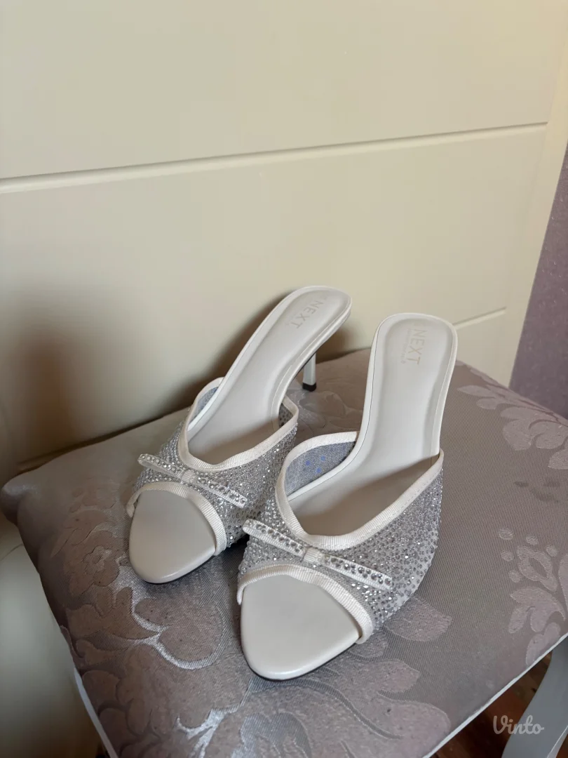 NOVO SA ETIKETOM štiklice