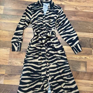 Reserved zebrasta haljina