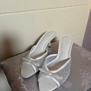 NOVO SA ETIKETOM štiklice