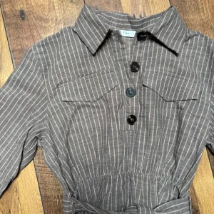 Lanena prugasta haljina