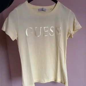 Guess žuta majica