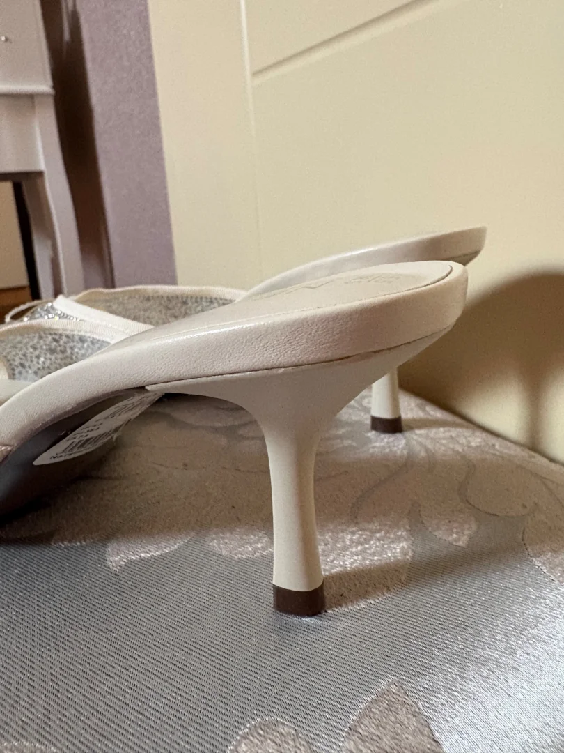 NOVO SA ETIKETOM štiklice