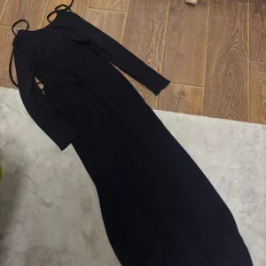 Crna svetlucava haljina