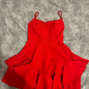 Svečana crvena haljina u S veličini