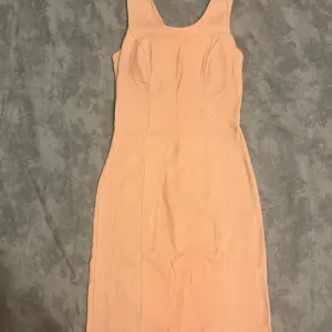 Puder roze uska haljina