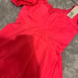 Neon roze haljina sa etiketom