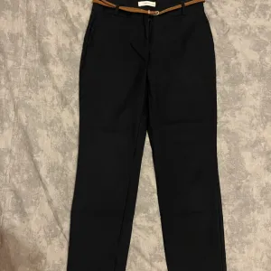 Reserved teget pantalone br. 36