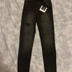 Uske crne farmerke br. 34