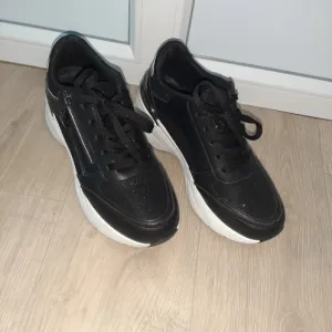 Crne ženske patike NOVO