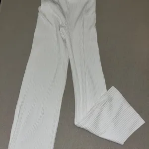 zara bele pantalone