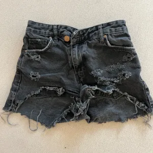 Bershka crni šorts