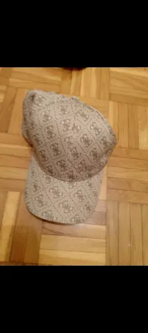 Guess kačket