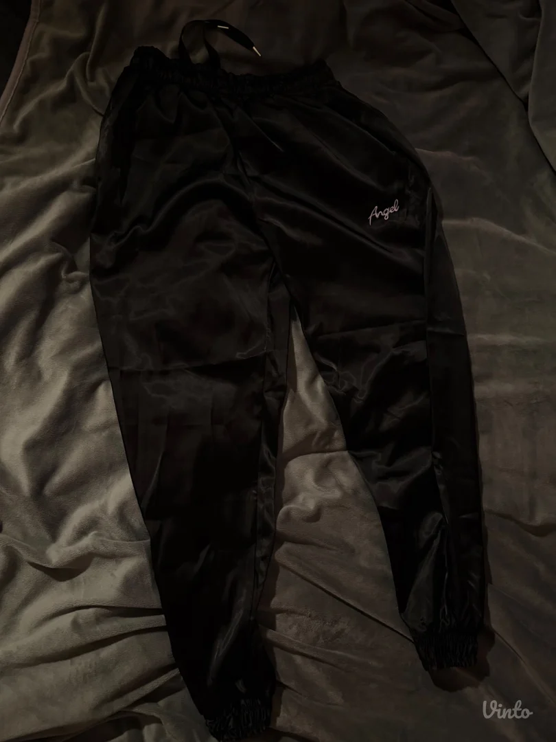 Crna ženska trenerka