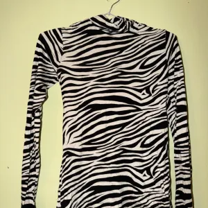 Majica na dug rukav sa zebra printom