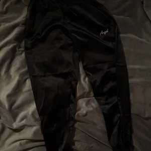 Crna ženska trenerka