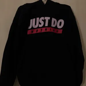 Crni duks sa kapuljačom