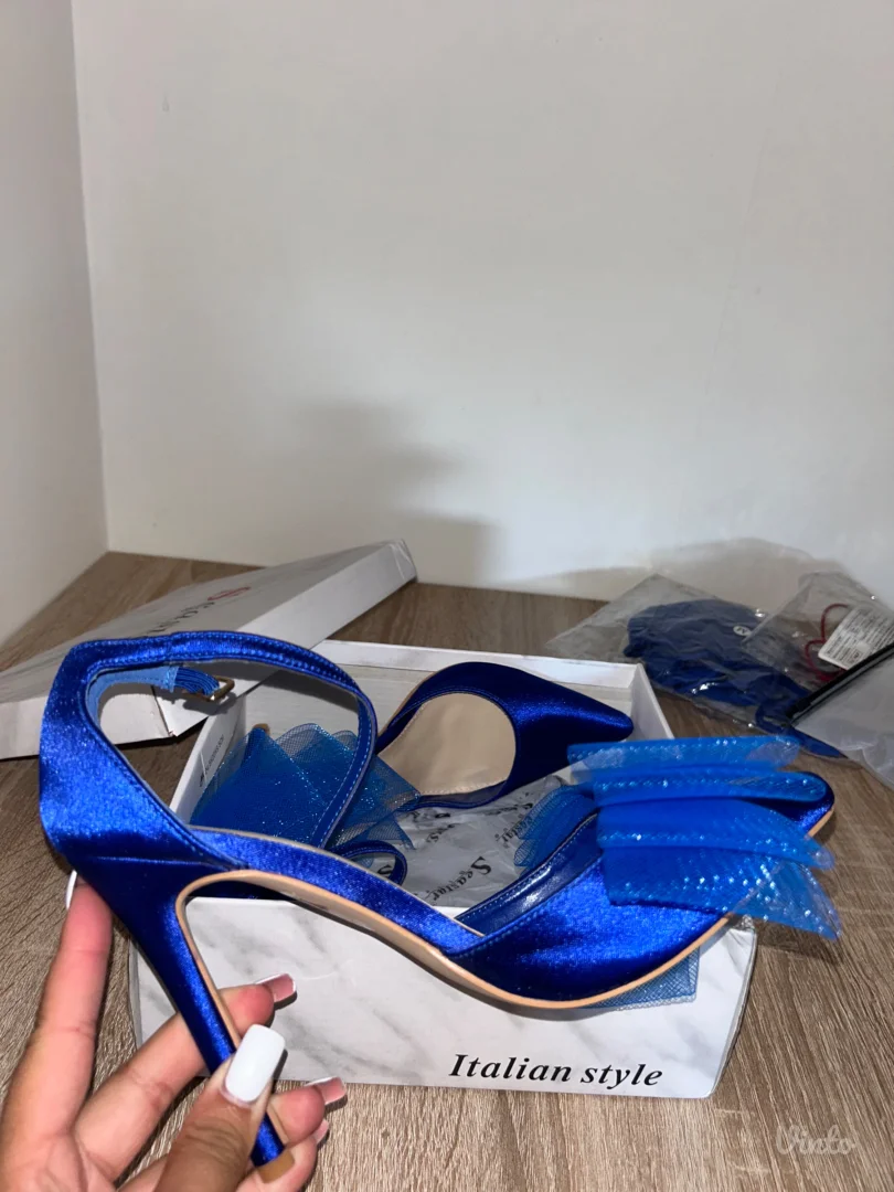 KRALJEVSKO PLAVE ŠTIKLE - BR. 38