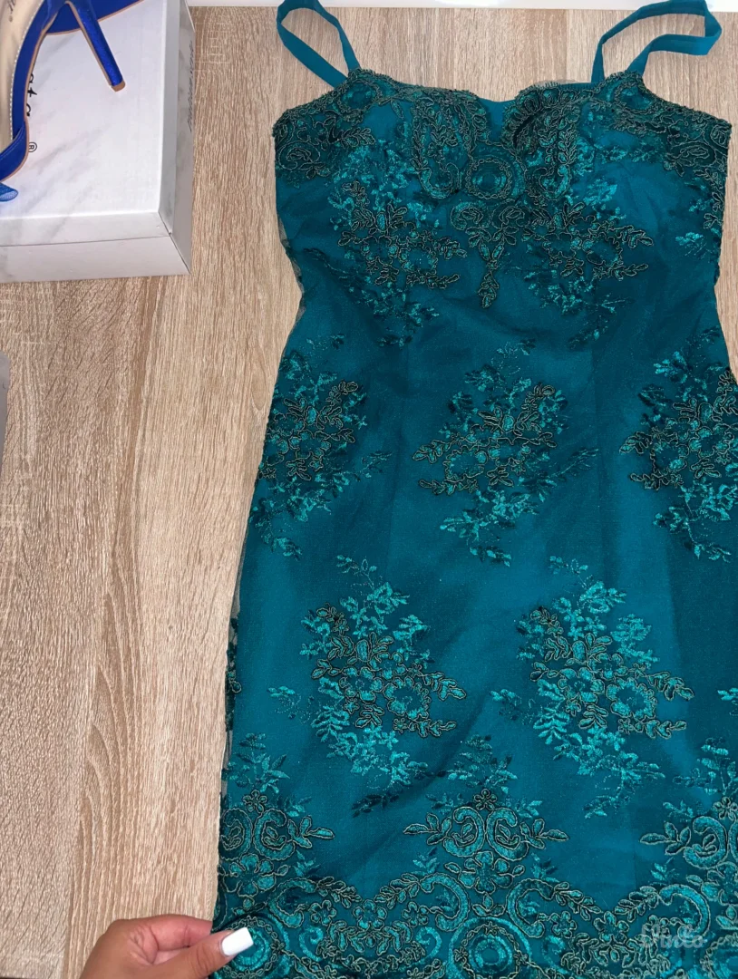 ZELENA SVEČANA HALJINA SA ČIPKANIM DETALJIMA – S