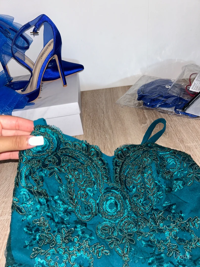 ZELENA SVEČANA HALJINA SA ČIPKANIM DETALJIMA – S