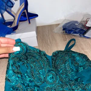 ZELENA SVEČANA HALJINA SA ČIPKANIM DETALJIMA – S