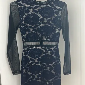 CRNA ČIPKANA HALJINA SA DUGIM RUKAVIMA