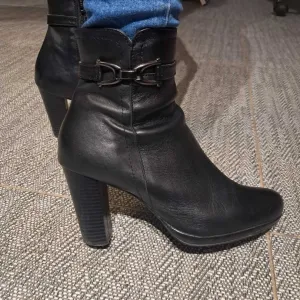 Kožne poluduboke čizme