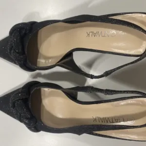 Crne svetlucave štikle