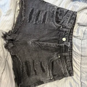 Crni denim sorc, cropp