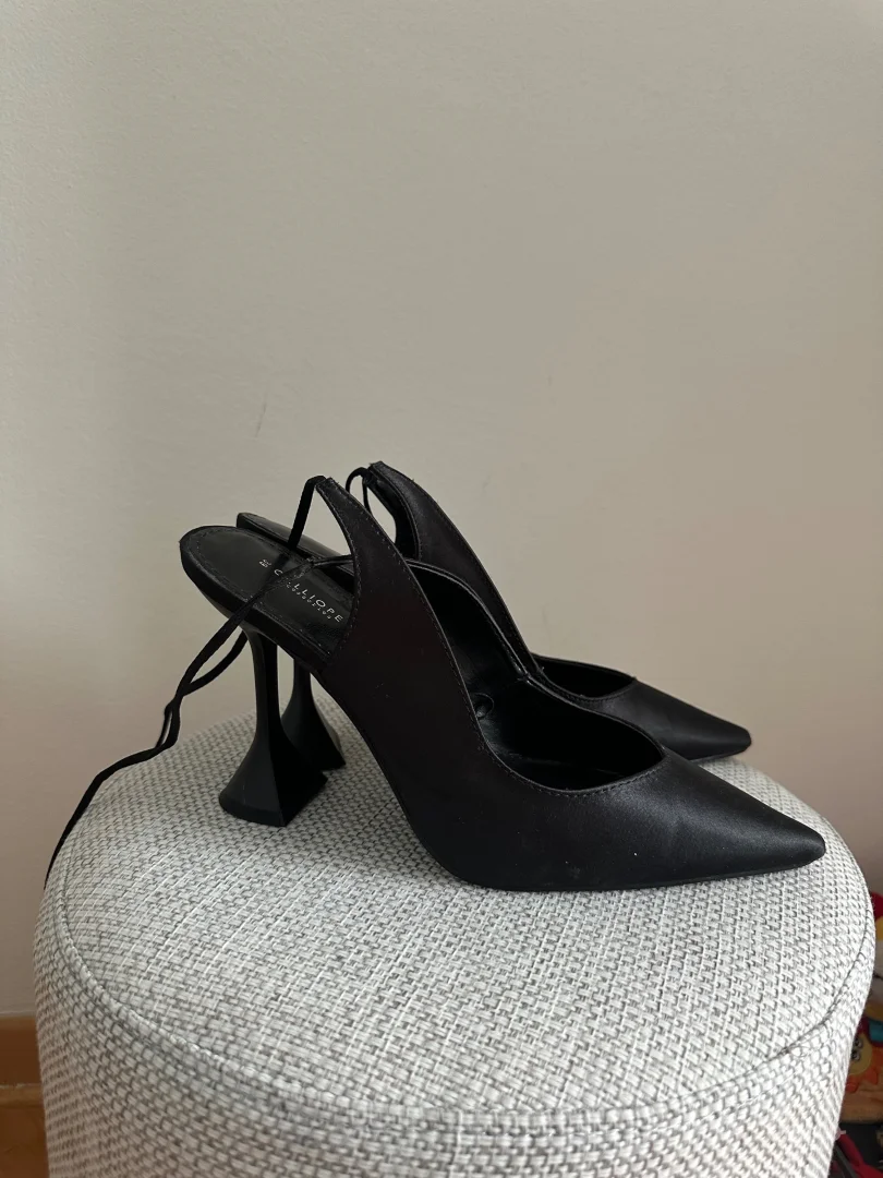 Crne satenske stikle