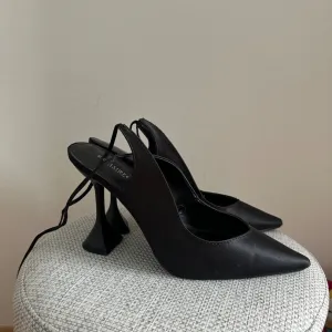 Crne satenske stikle