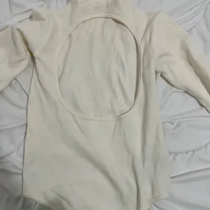 Zara bodi golih ledja