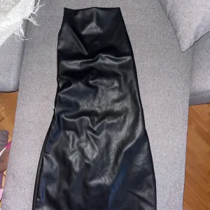 Zara mini kozna haljina