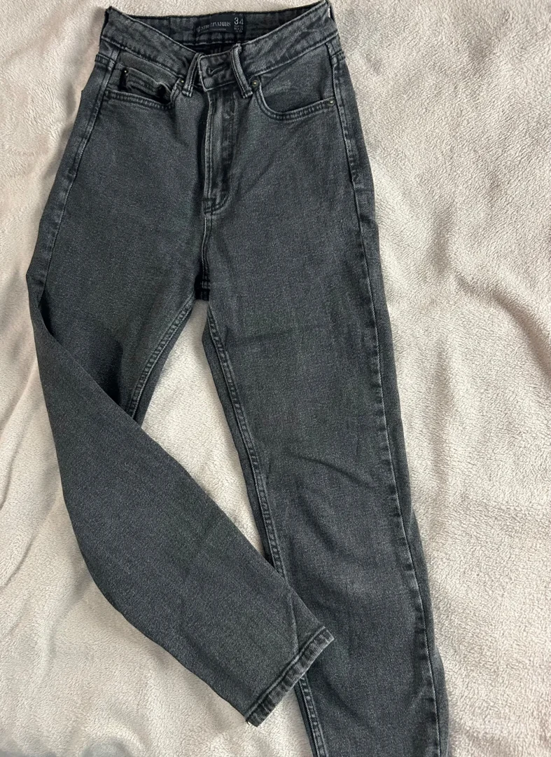 Stradivarius crne farmerke 34