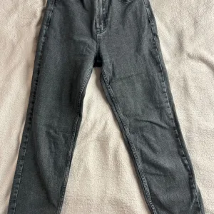 Stradivarius crne farmerke 34