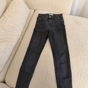 Bershka-crne uske farmerke