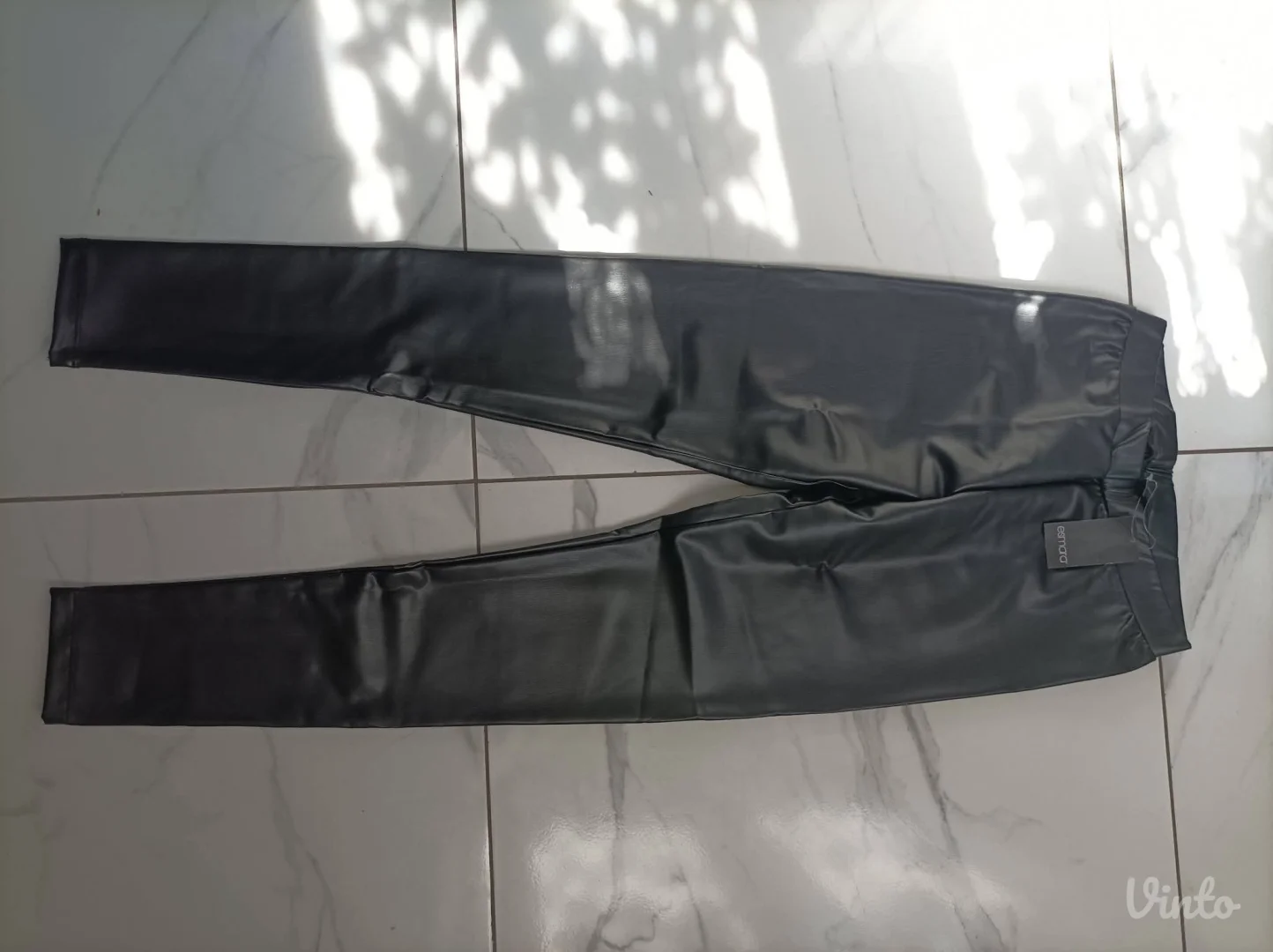 Helanke od eko kože postavljene