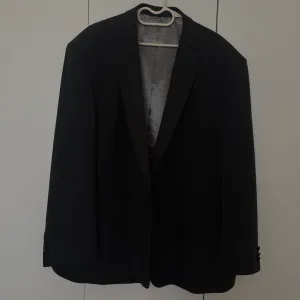 Muško odelo komplet na prodaju plus pantalone