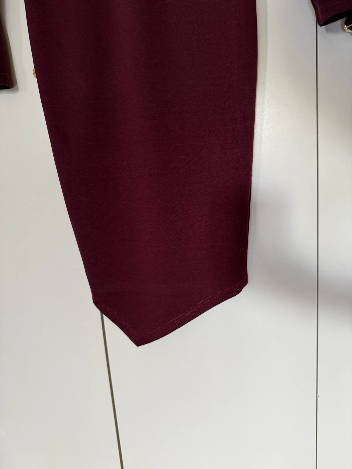 Bordo asimetricna uska haljina, jednom nosena
