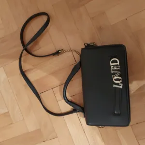 New yorker crna torbica