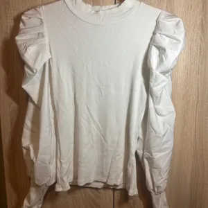Bela majica sa puf rukavima