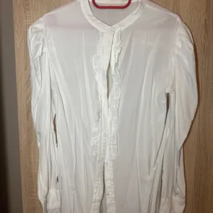 Bela bluza sa puf rukavima