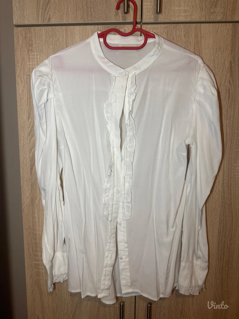 Bela bluza sa puf rukavima