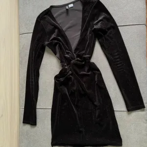 Crna ženska haljina